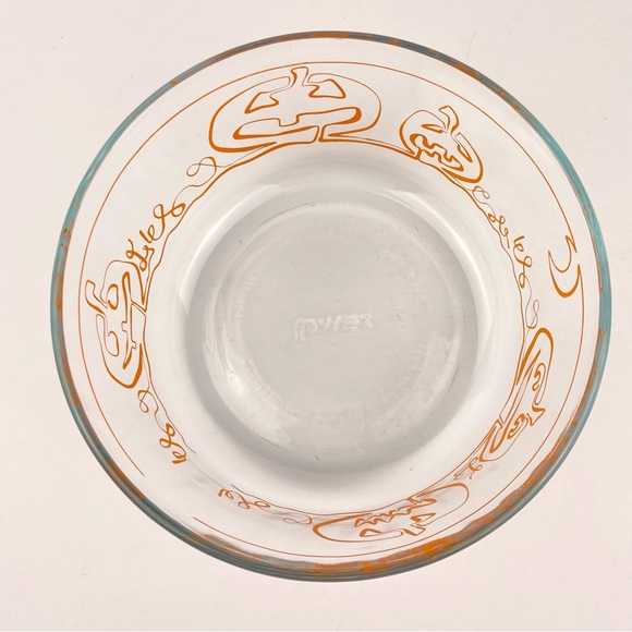 PYREX Halloween 1 Qt 950 ML Glass Bowl, Pumpkin Jack O Lantern, 6 In, No Lid - Picture 3 of 9